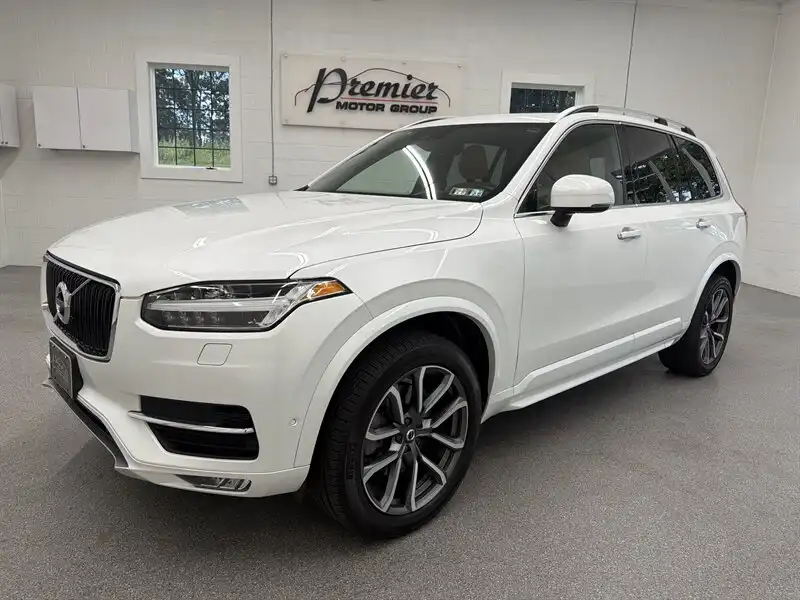 2017 Volvo XC90 T6 AWD Momentum's photo