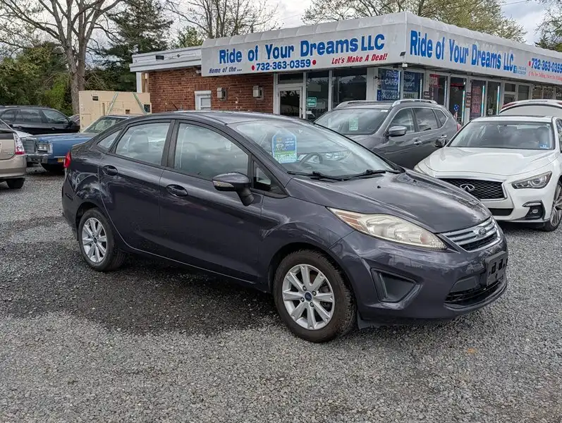 2013 Ford Fiesta SE Sedan's photo