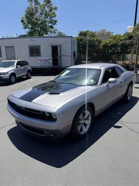 2016 Dodge Challenger SXT photo 1