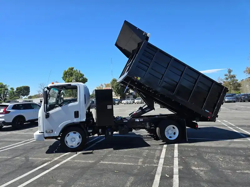 2019 Isuzu NRR's photo