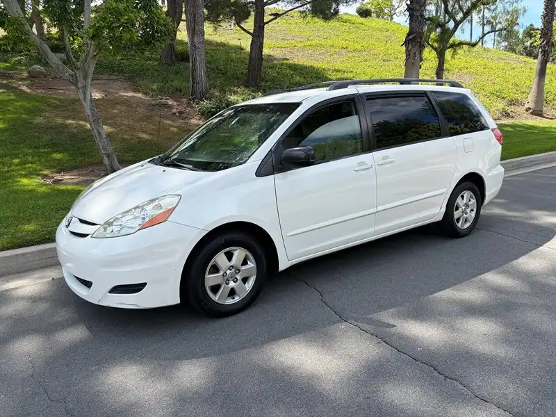 2007 Toyota Sienna LE 8-Passenger's photo