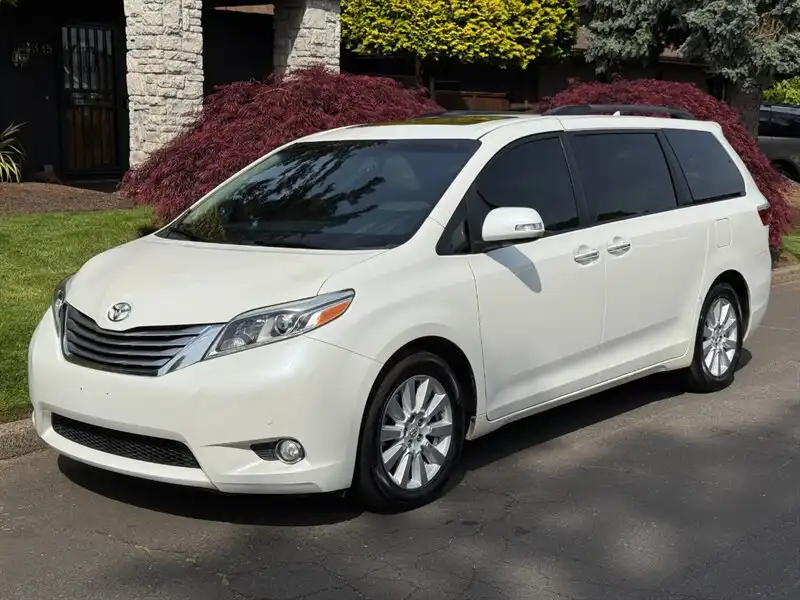 2017 Toyota Sienna Limited V6 7-Passenger's photo