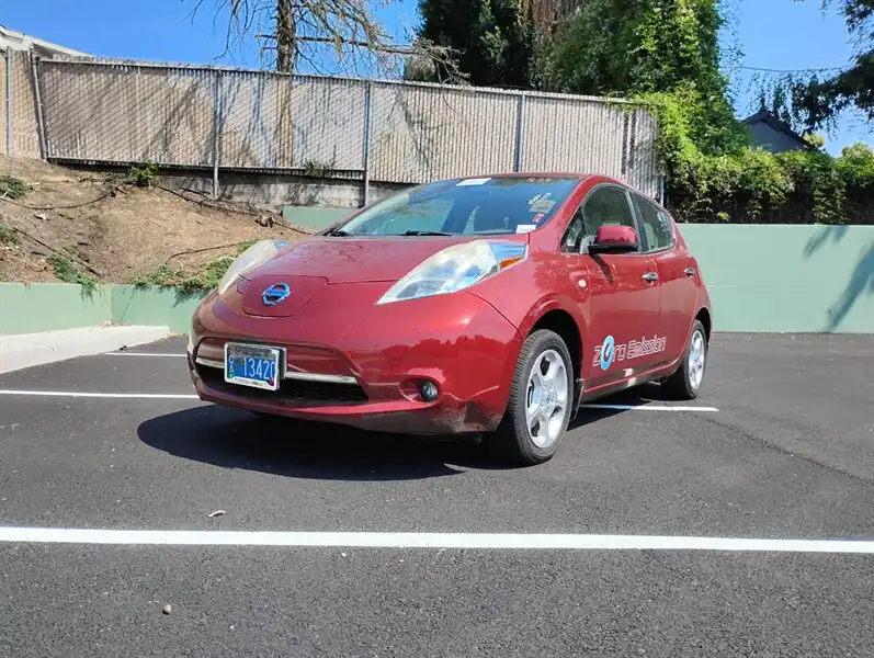 2011 Nissan Leaf SV's photo