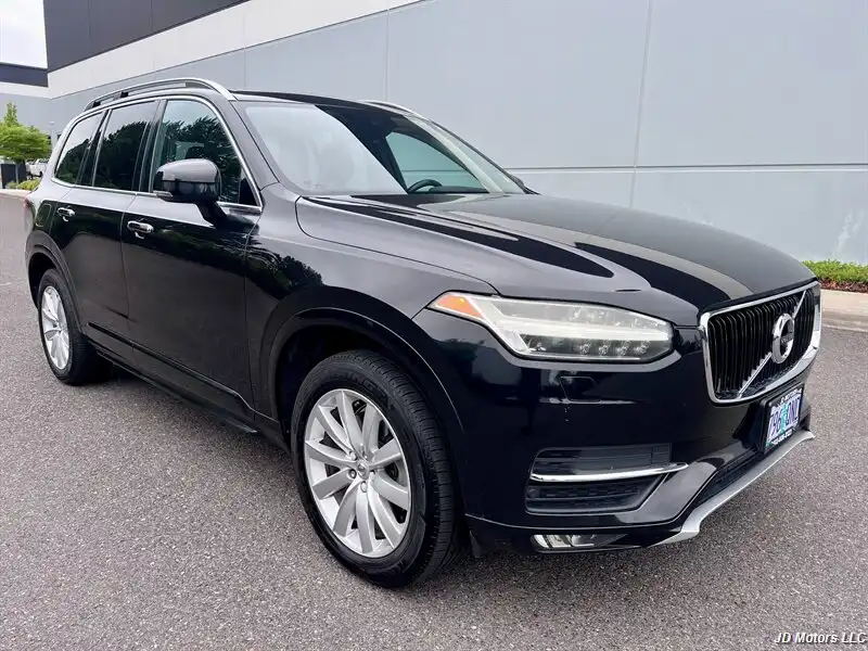 2016 Volvo XC90 T6 AWD Momentum's photo