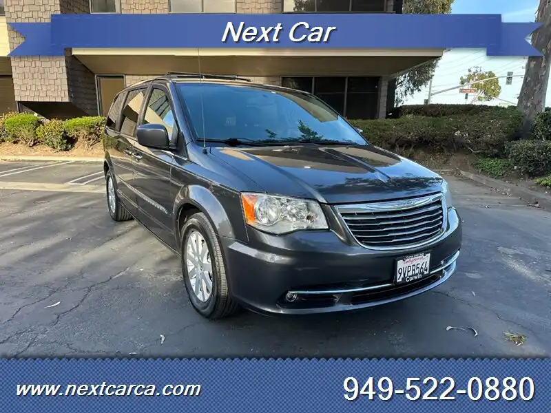 2016 Chrysler Town & Country Touring's photo