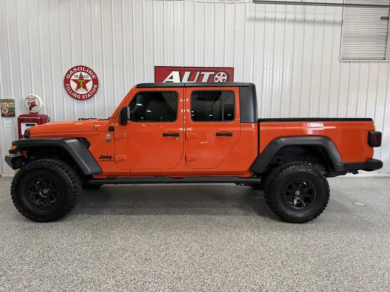 2020 Jeep Gladiator Sport S's photo