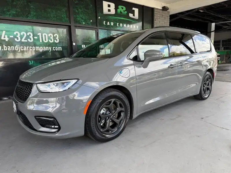 2021 Chrysler Pacifica Hybrid Limited Hybrid's photo