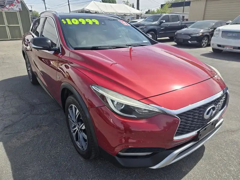 2017 INFINITI QX30 Premium AWD's photo
