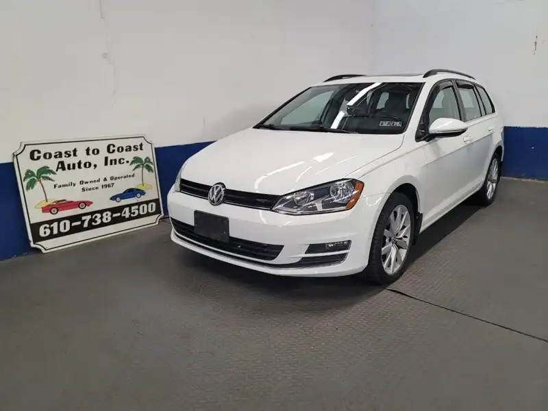 2017 Volkswagen Golf SportWagen TSI SE's photo