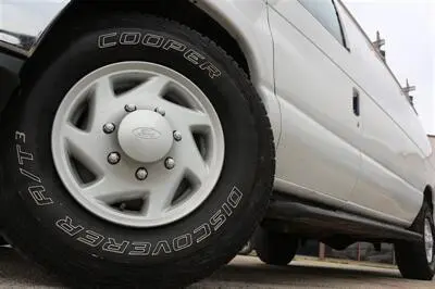 2010 Ford E-Series E-250 Van photo 2