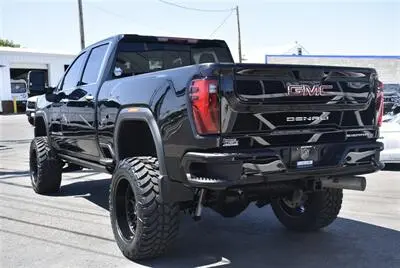 2024 GMC Sierra Denali 4WD Crew Cab Standard Box SRW photo 3