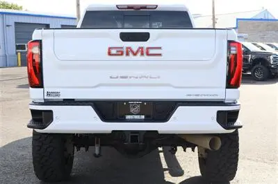 2025 GMC Sierra Denali 4WD Crew Cab Standard Box photo 4