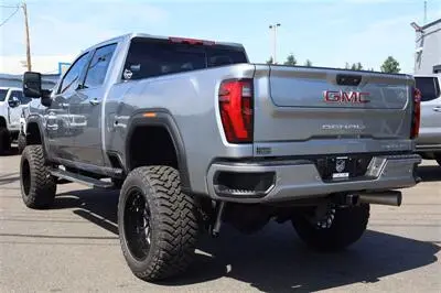 2025 GMC Sierra Denali 4WD Crew Cab Standard Box SRW photo 3
