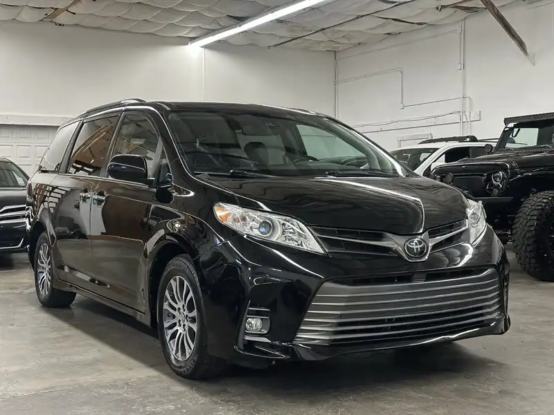 2019 Toyota Sienna XLE V6 7-Passenger Access Seat's photo