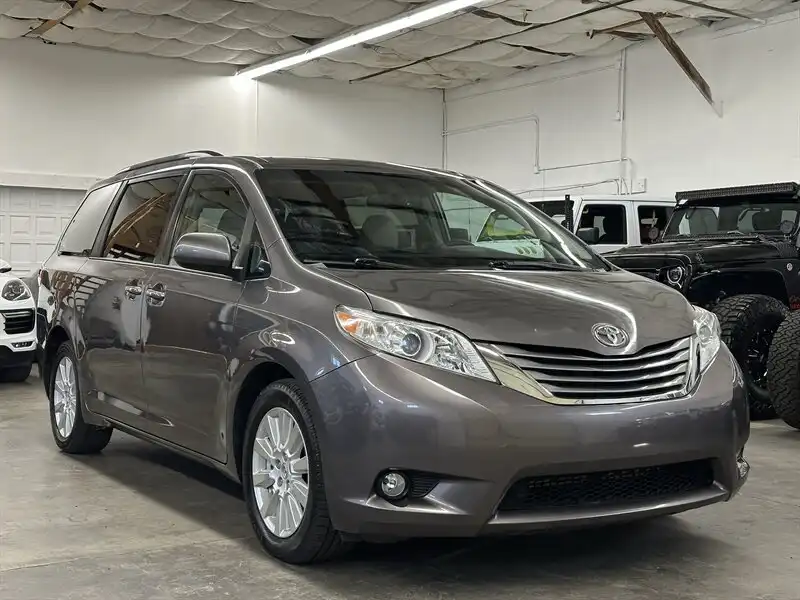 2017 Toyota Sienna XLE V6 AWD 7-Passenger's photo