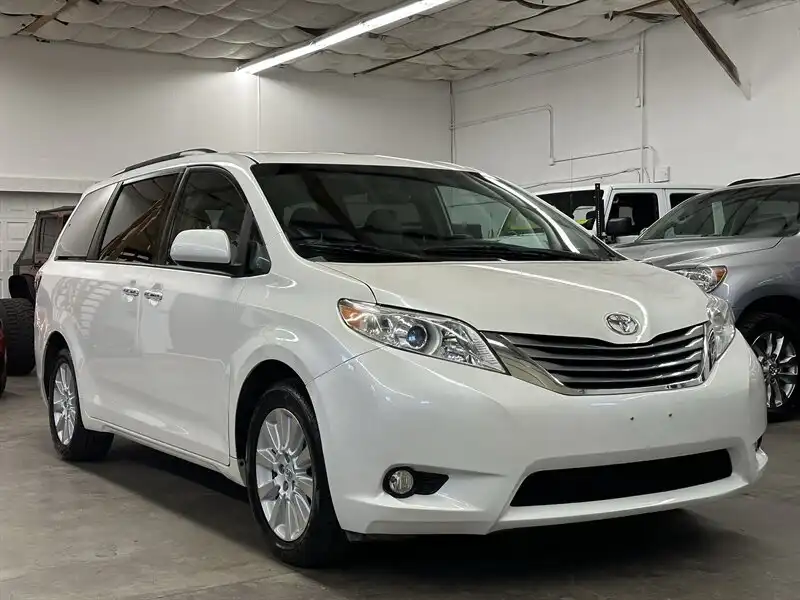 2015 Toyota Sienna XLE V6 AWD 7-Passenger's photo