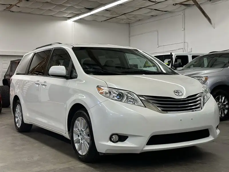 2015 Toyota Sienna XLE V6 AWD 7-Passenger's photo