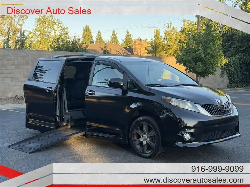 2013 Toyota Sienna SE V6 8-Passenger's photo
