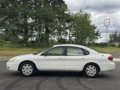 2005 Ford Taurus SE photo 2