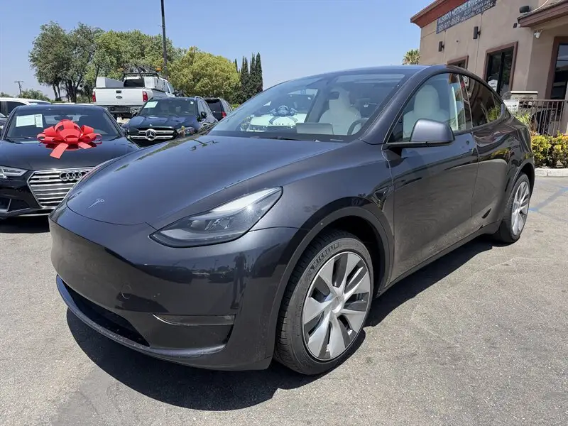 2024 Tesla Model Y Long Range Dual Motor All-Wheel Drive photo 1