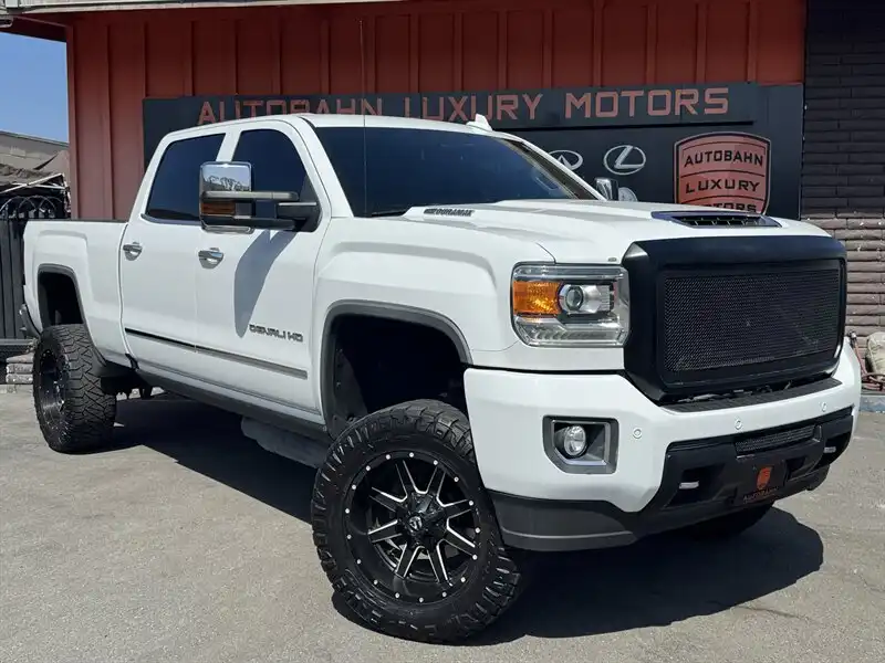2019 GMC Sierra Denali 4WD Crew Cab Standard Box's photo