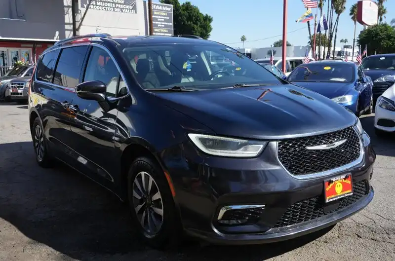 2021 Chrysler Pacifica Touring L's photo