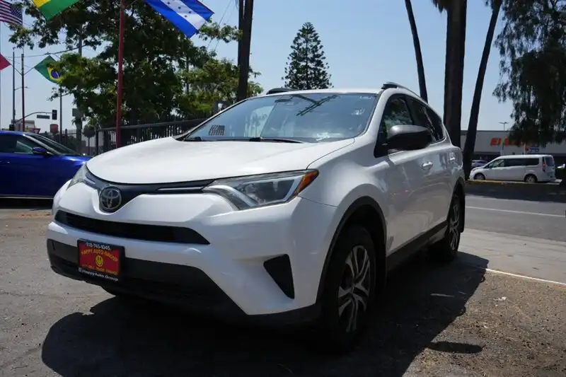 2018 Toyota RAV4 LE's photo