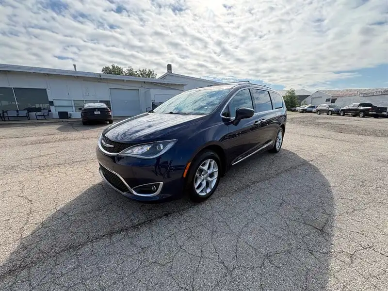 2017 Chrysler Pacifica Touring-L Plus's photo