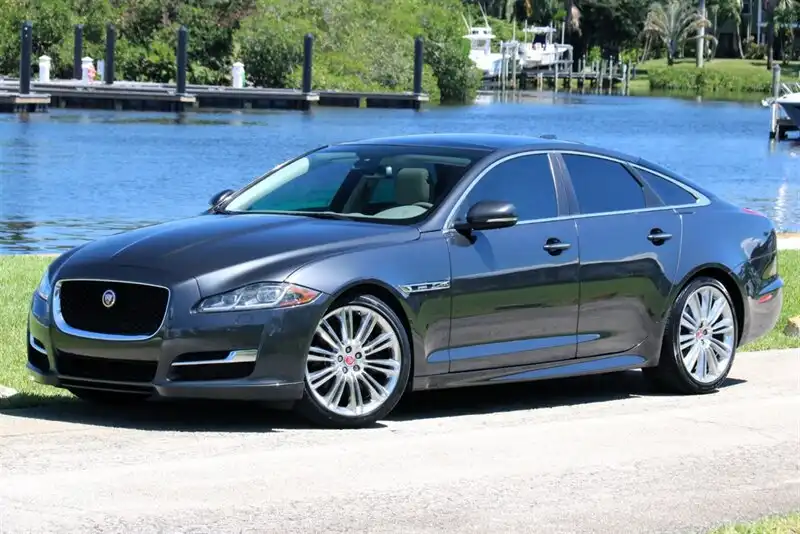 2017 Jaguar XJ R-Sport's photo