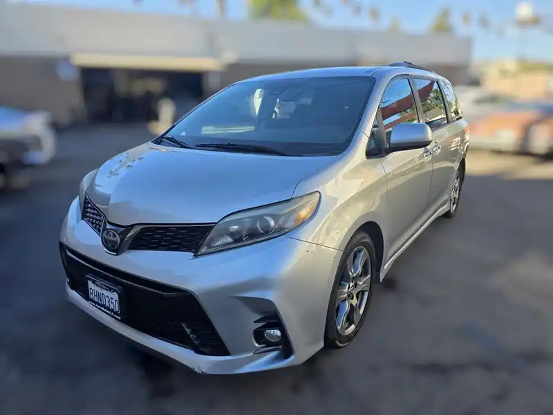 2019 Toyota Sienna SE V6 8-Passenger's photo