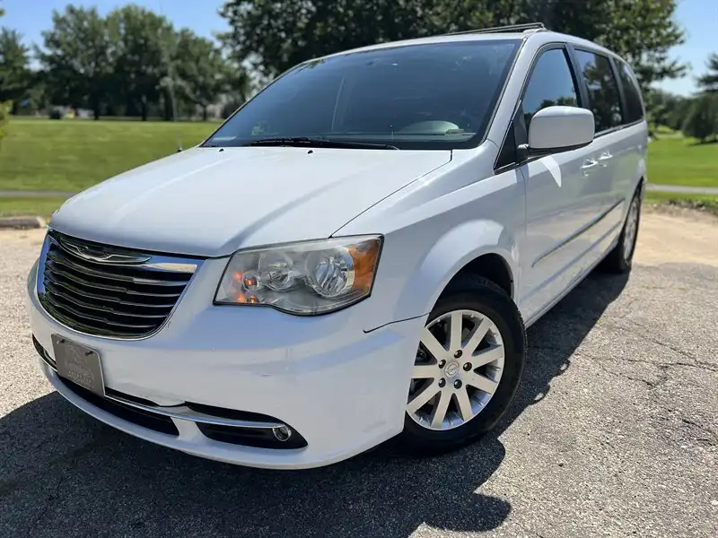 2014 Chrysler Town & Country Touring's photo
