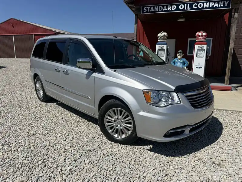 2011 Chrysler Town & Country Touring-L's photo