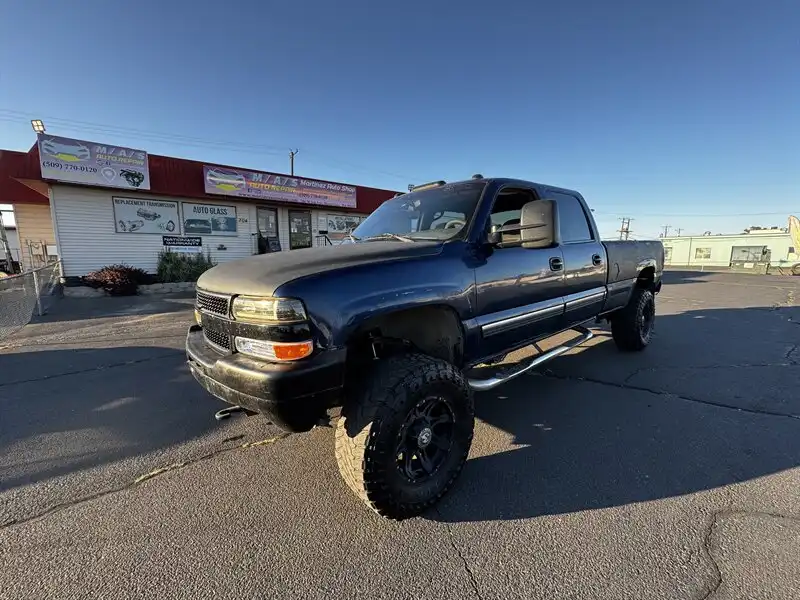 2002 Chevrolet Silverado HD 4WD Crew Cab SWB LS's photo