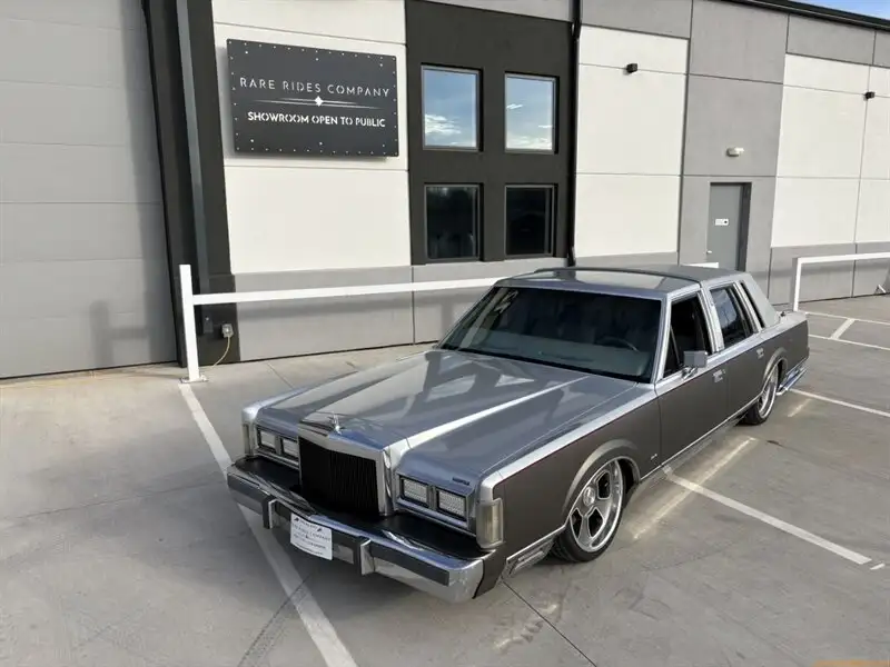1988 Lincoln Town Car's photo