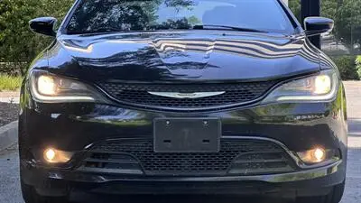 2015 Chrysler 200 S photo 2