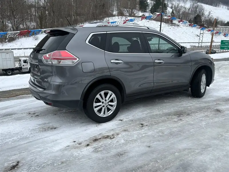 2015 Nissan Rogue SV FWD photo 1