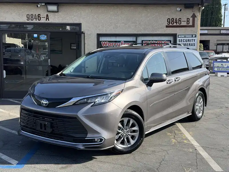 2022 Toyota Sienna XLE 7-Passenger Hybrid FWD's photo