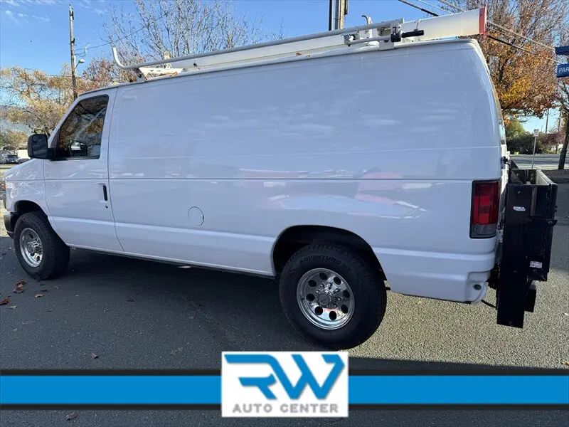 2010 Ford E-Series E-250 Van photo 5