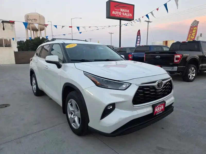 2023 Toyota Highlander LE AWD's photo
