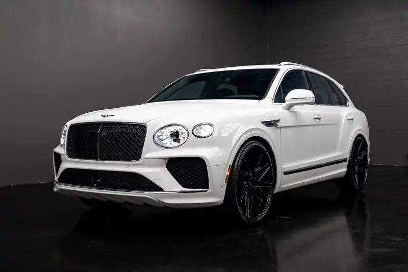 2024 Bentley Bentayga V8's photo