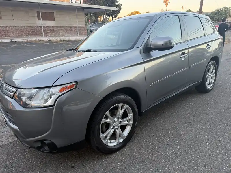 2014 Mitsubishi Outlander SE FWD's photo
