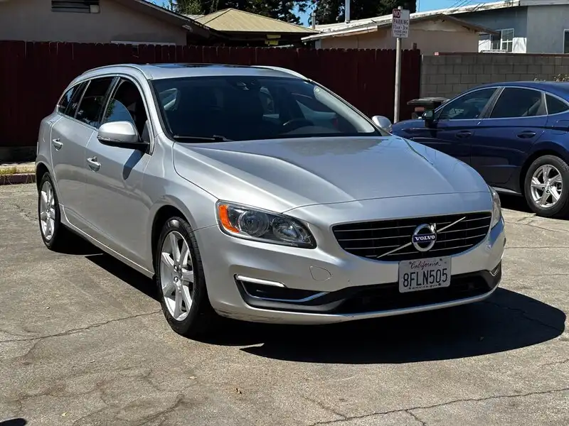 2017 Volvo V60 T5 FWD Premier's photo