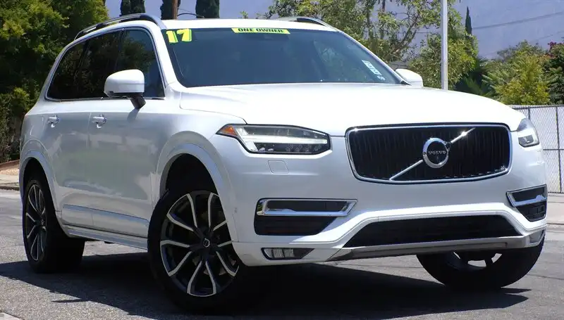 2017 Volvo XC90 T6 AWD Momentum's photo