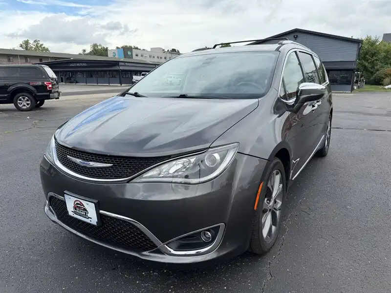 2019 Chrysler Pacifica Limited's photo