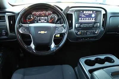 2017 Chevrolet Silverado 1500 LT Crew Cab Short Box photo 3