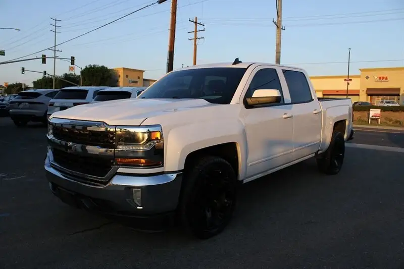 2017 Chevrolet Silverado 1500 LT Crew Cab Short Box photo 1