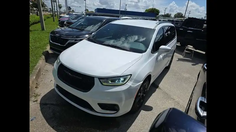 2021 Chrysler Pacifica Touring L's photo