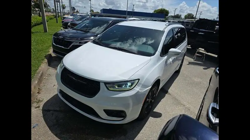 2021 Chrysler Pacifica Touring L's photo