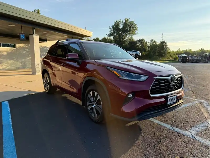 2021 Toyota Highlander XLE 4WD V6's photo