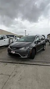 2017 Chrysler Pacifica Touring L photo 3